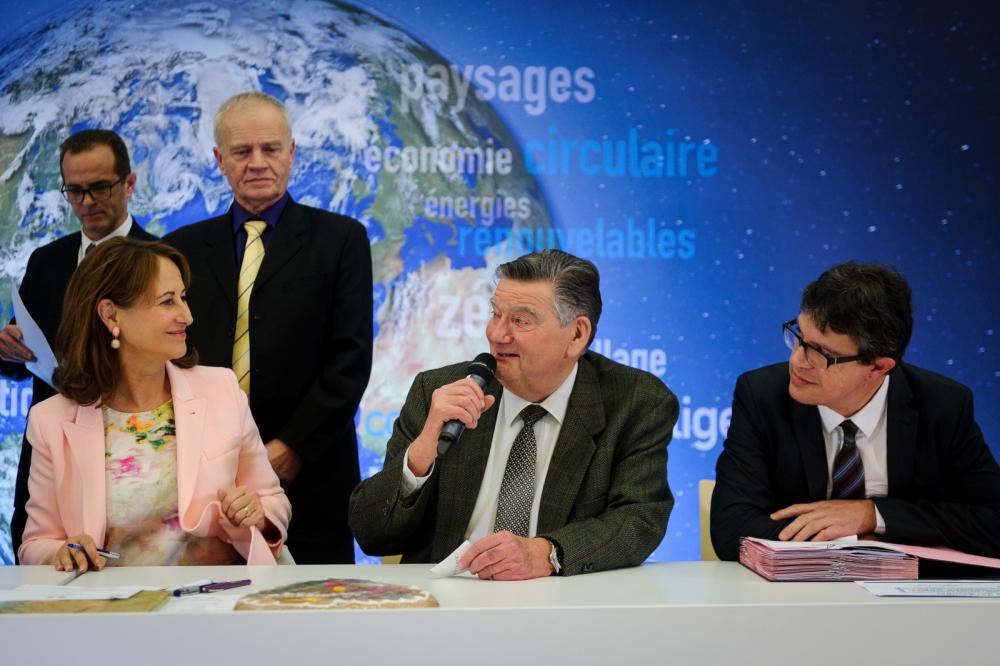 Sylvian CALS, représentant le Pôle Territorial, a signé l'avenant à la convention TEPCV le 9 décembre 2016